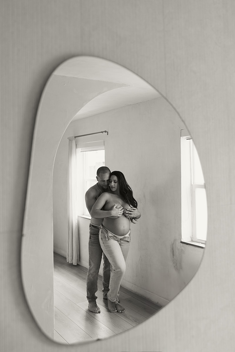 black and white, couple, pregnancy, intimate, how to choose a maternity photographer