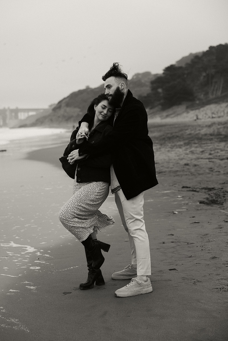 san francisco, golden gate bridge, beach, fog, black and white, photograph, couple, playful