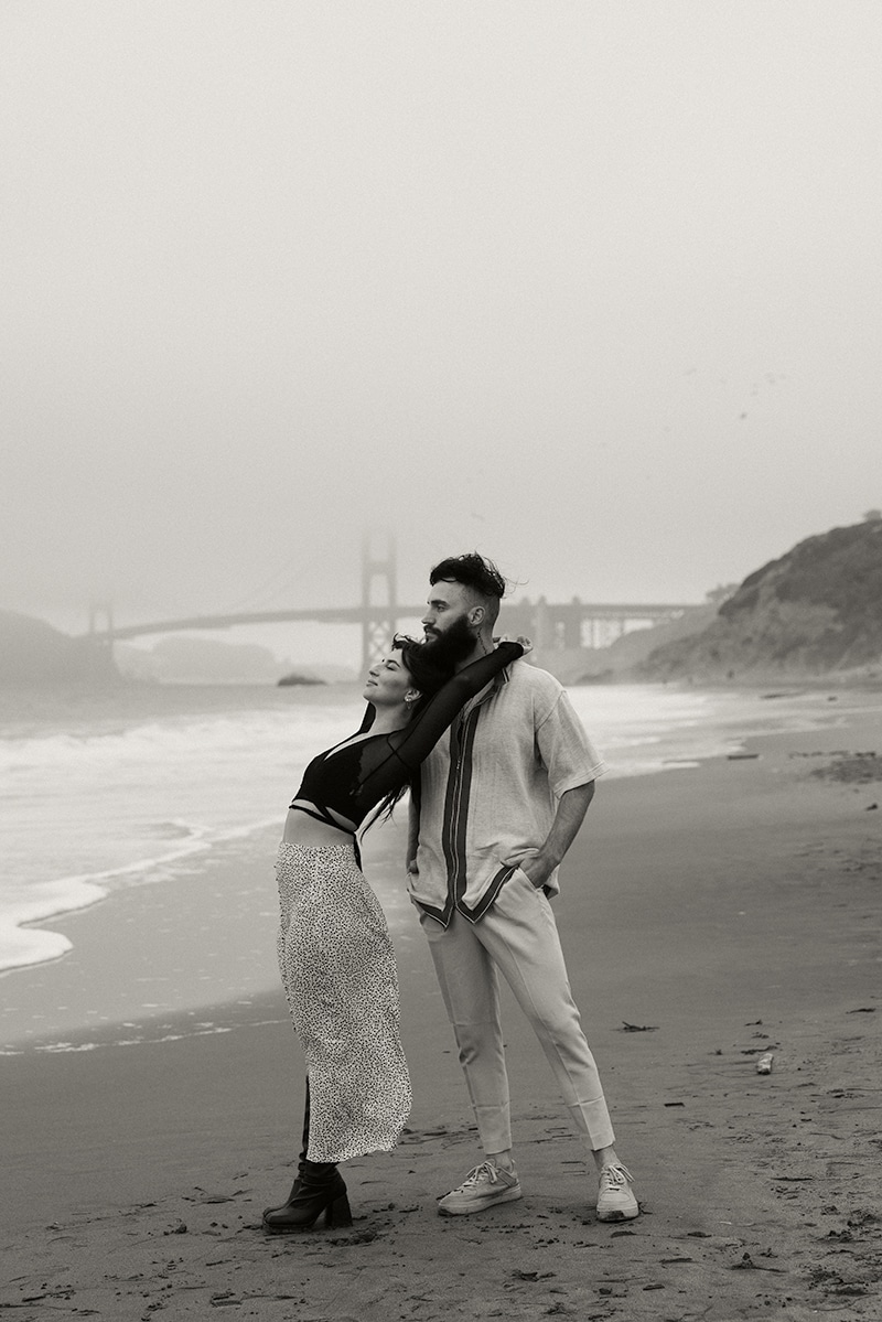 san francisco, golden gate bridge, beach, fog, black and white, photograph, couple, playful